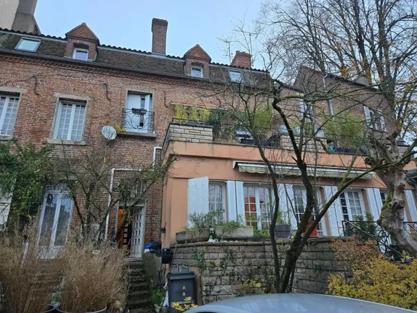 Placé dans un des plus beau quartier de LOUHANS ,magnifique appartement rénové avec charme et authen