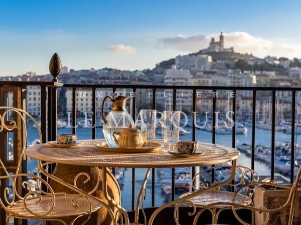 Vue féérique sur le Vieux-Port et Notre-Dame de la Garde - Terrasse - Traversant