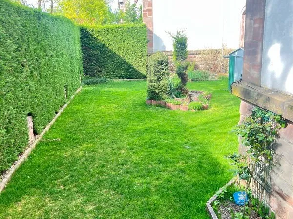 Appartement avec un très grand terrain et terrasse qui donne accès directement