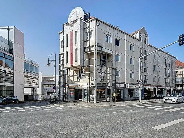 Cession de droit au bail, tous commerces hors restauration et nuisances - local de 100 m2 avec 17 m 