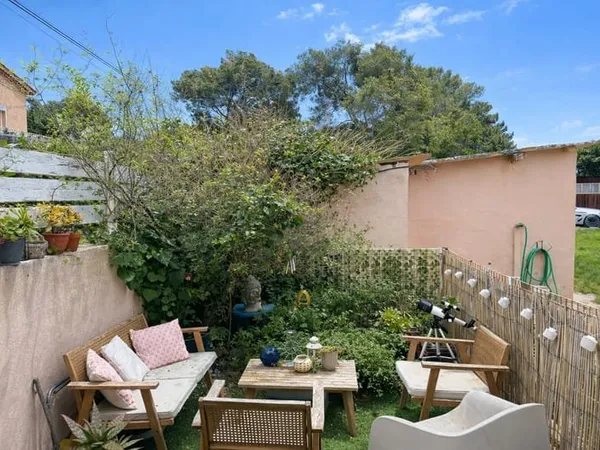 RARE À LA VENTE Au pied des plages, quartier Saint-Elme