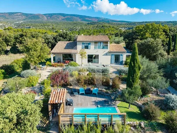 Superbe propriété contemporaine avec piscine au pied du Mont V