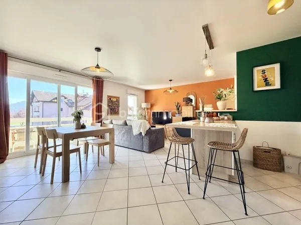 Appartement T2 avec balcon, cave et garage au centre de Villaz