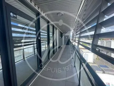 À louer Local étage de 118 m2 à Jarry 2 124 €/mois + charges