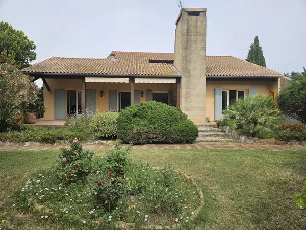 VILLA D'ARCHITECTE SUR ARLES