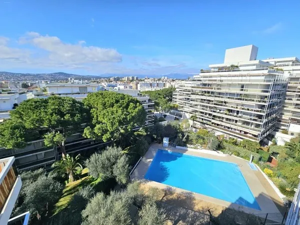 Appartement en étage élevé avec vue dégagée, échappée mer et garage