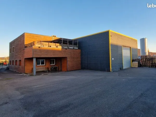 À Vendre - Bâtiment d'Entreprise avec appartement à Saint-Thibéry (34)