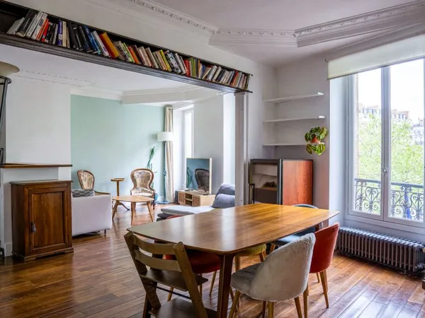 Apt. 4 pièces lumineux de 92m², 3 ch., 2e étage avec ascenseur - Place de Clichy / Batignolles
