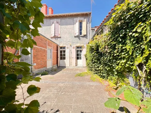 Maison de village à rénover - avec jardin
