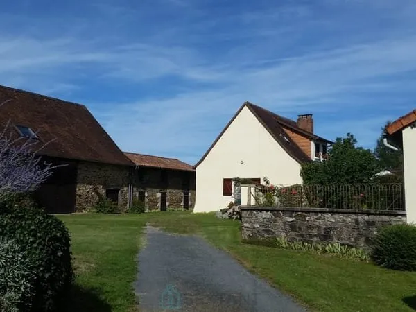 Charmant ensemble immobilier au coeur du parc naturel du Périgord Vert.