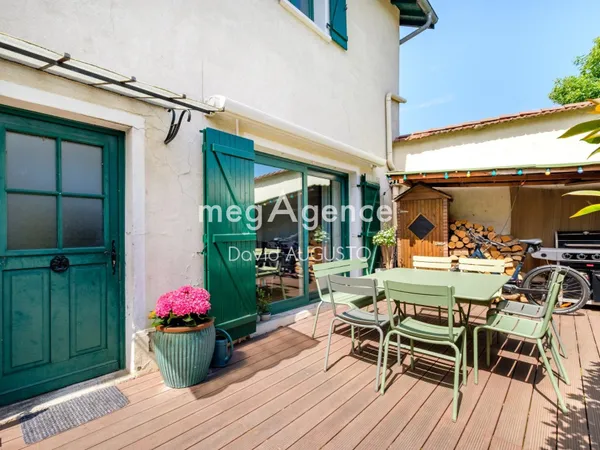 RARE MAISON DE VILLE TASSIN HORLOGE, 3 CHAMBRES + BUREAU,TERRASSE ET 2 STATIONNEMENTS