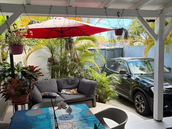 Maison F5 sur 2 niveaux, F3 RDC et F2 étage à Baie-Mahault 335 000