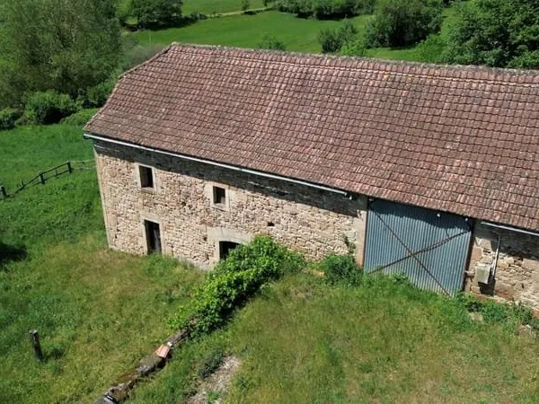 Très bel ensemble en Ségala : grange, séchoir et hangar, sur 4600m²