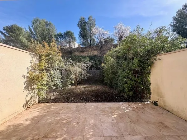 Nouveauté à vendre. Appartement 2 pièces en rez-de-jardin avec stationnement