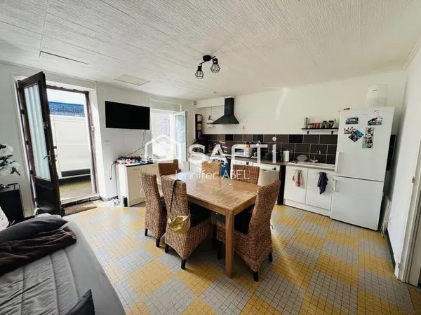 ENSEMBLE IMMOBILIER AVEC STUDIO + GRAND ESPACE À RENOVER