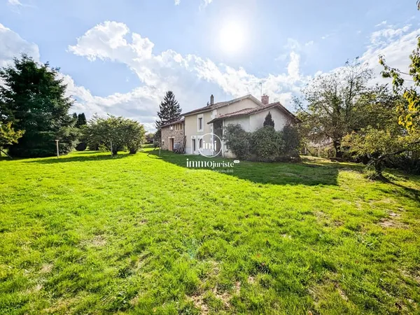Ensemble immobilier en pierre implanté sur un terrain de 1 hect