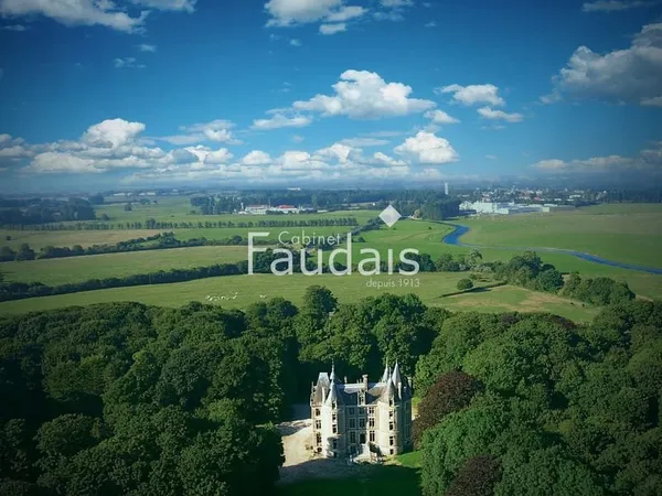 A 3 Heures de PARIS PROPRIETE HISTORIQUE AU COEUR DES MARAIS