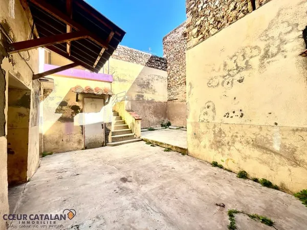A VENDRE - THUIR - MAISON A RÉNOVER AVEC PATIO