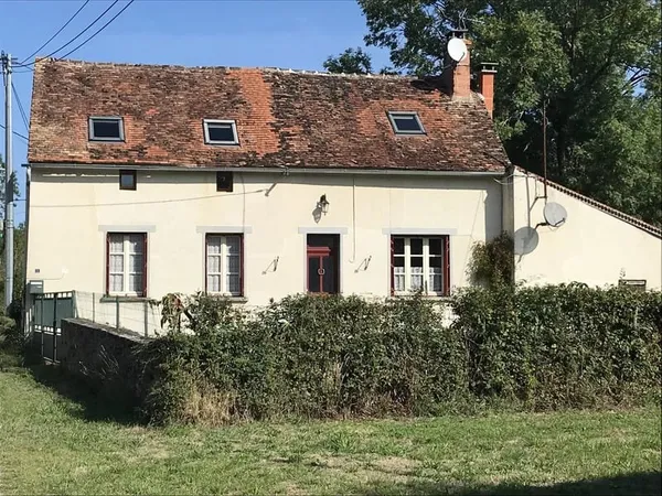 Maison en pierre dans un hameau tranquille avec terrain et piscine