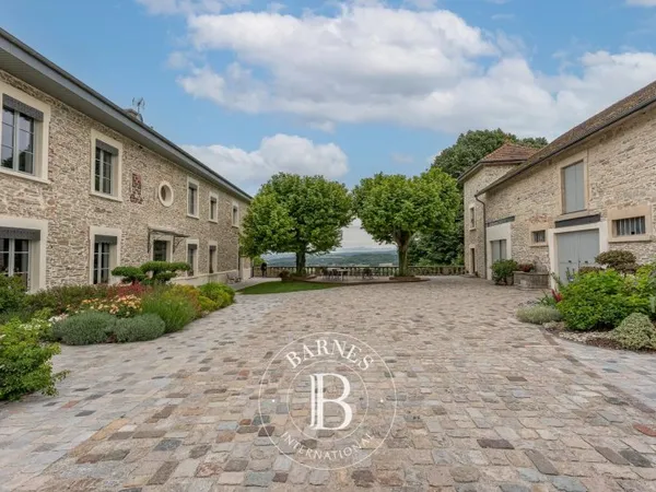 Ancien couvent du XV ème s, 450 m² dans une propriété de 1,2 Ha