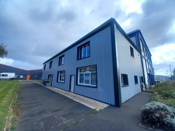 Local industriel 215 m²
