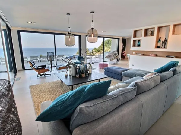 Villa contemporaine à louer à Calvi face à la Revellata