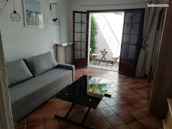 Location studio meublé 24m2 pour étudiant à Antibes proche gare SNCF, bus Skema et écoles Sophia