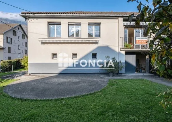 Rare maison avec ascenseur, sous-sol complet et terrain privatif de 444m2