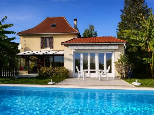 Charmante maison de campagne en pierre nichée au coeur d'un environnement naturel et paisible.
