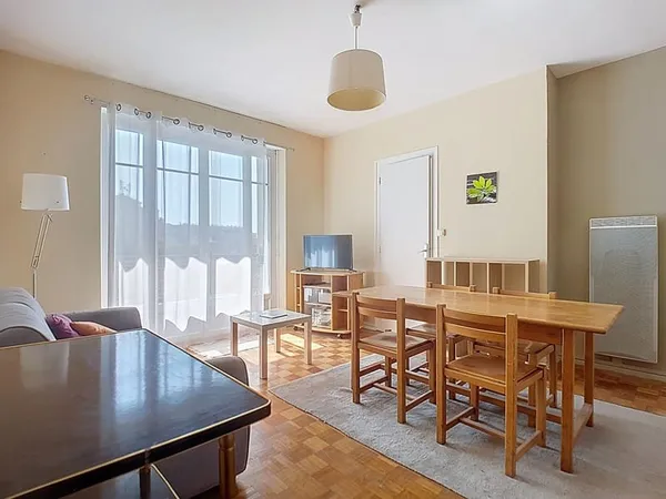 A louer PAU Appartement T2 Bis meublé de 48 m2 avec chambre et un bureau