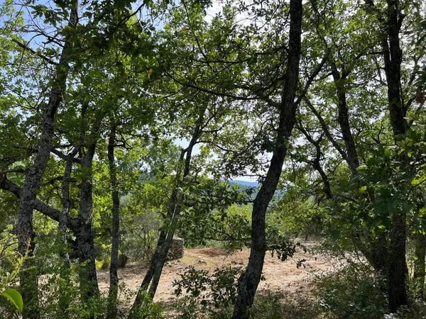 Terrain à bâtir à vendre à Goult avec une belle vue sur le Luberon et le village de Bonnieux