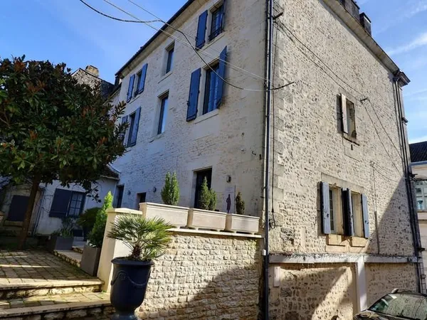 Ensemble immobilier hôtelier de charme Hyper-centre de Chalais