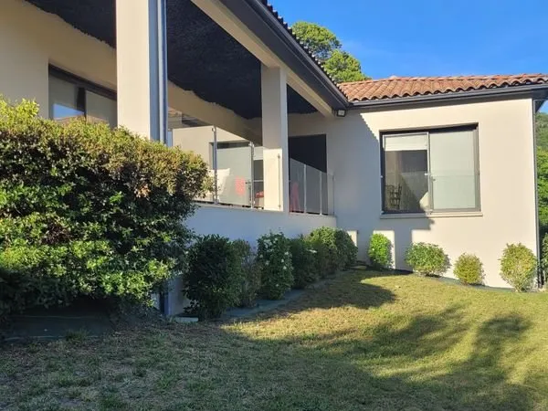 Villa contemporaine de plain-pied située à 1500 m du centre du village