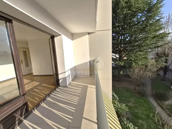 Annecy, Parc des sports, appartement de 52m2, terrasse et stationnement privé