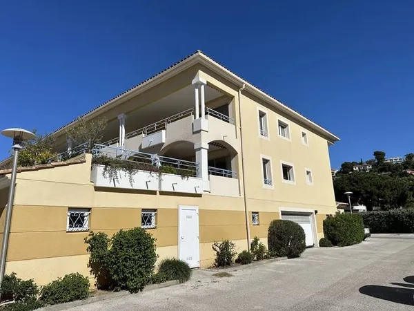APPARTEMENT 4 PIÈCES LE LAVANDOU CENTRE