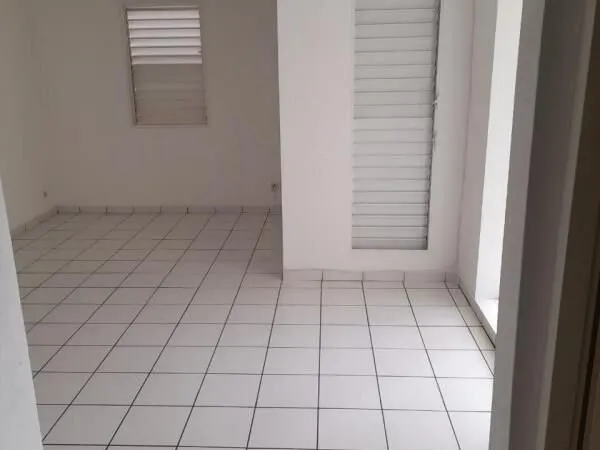 T3 2000 LOCATAIRE EN PLACE 97115 104 500€