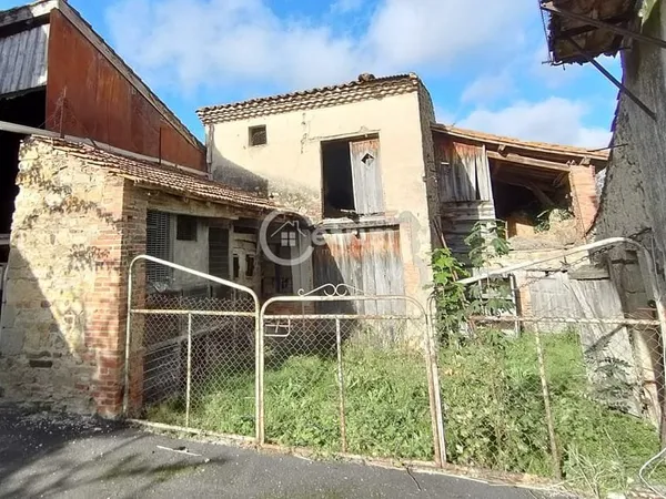 Maison en pierre de 60 m2 sur un terrain d'environ 780 m2