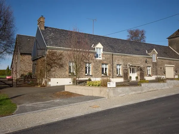 MAYENNE, La Dorée, 4-6 chambres, 227 m² habitables, dépendances, garage, jardin, puits, sur un terra