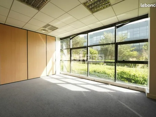 Bureau 983 m²