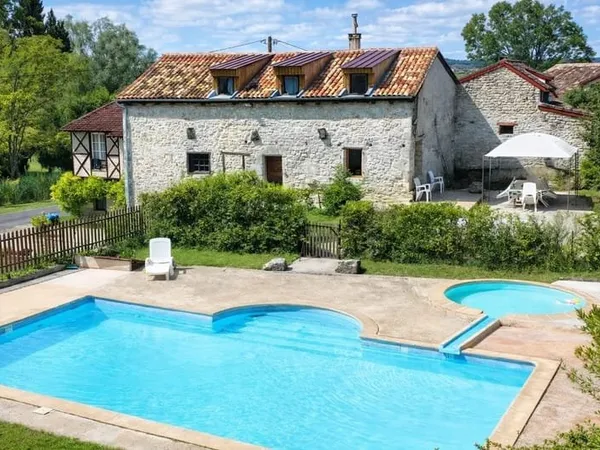 Ensemble immobilier de charme dans un hameau pittoresque