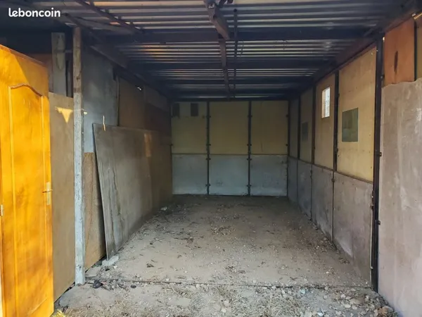 Propose box fermé pour stockage dans un ancien box agricole