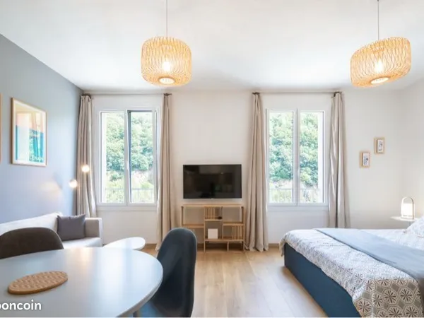 Grand studio meublé cosy et lumineux vue panoramique sur Quai de l'Odet et mont Frugy