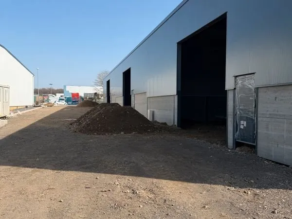 Local commercial 270m², bâtiment industriel, hall de stockage