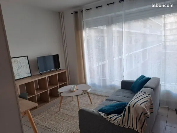 REIMS, Bd de la Paix, Proche Centre T1 Bis meublé-équipé, chauffage, eau,balcon. Libre au 1 05 2026