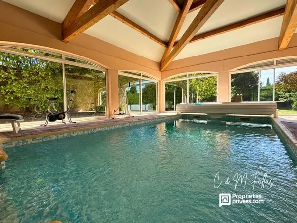 VILLA de plain-pied ,170 m², piscine intérieure, parc arboré, garage