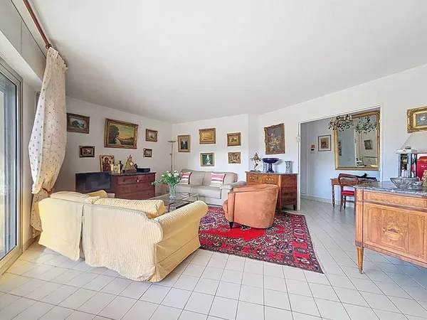 Centre-Ville, LAFORET vous propose un appartement de 5 pièces, 4 chambres de 107m2