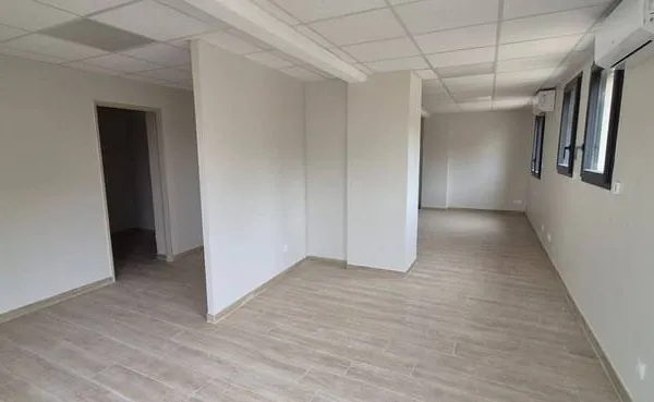 Local commercial 1 pièce 57 m²