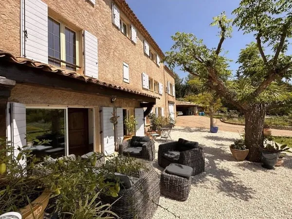 Villa 12 pièces 300 m²