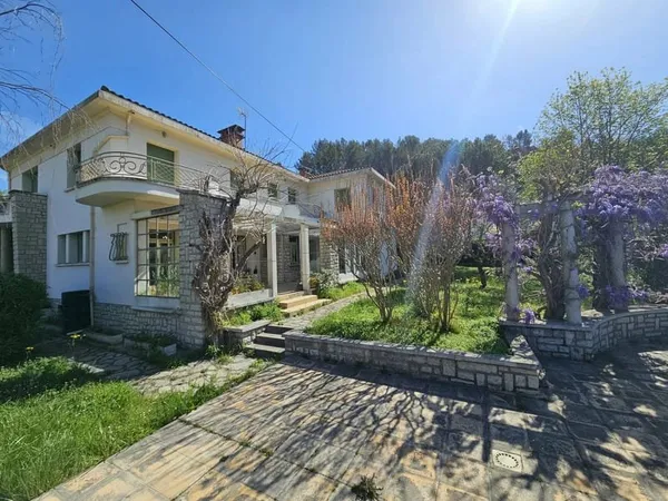 Propriété Art Déco avec grand jardin piscine et vue centre ville.