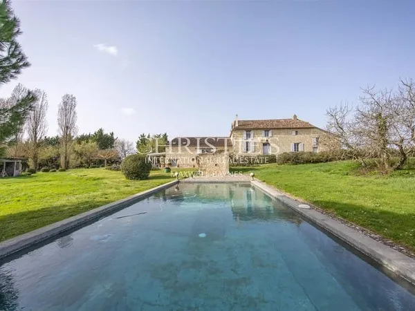 Ferme Enchantée avec Caractéristiques de Design Uniques et Appartement Attenant sur 4 Hectares de Pa